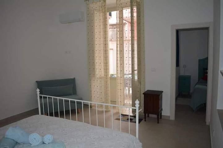 Appartamento intero, Casa Ortensia, accogliente appartamento a piano terra a 2 minuti dalla spiaggia. in Santa Teresa di Riva, Provincia di Messina