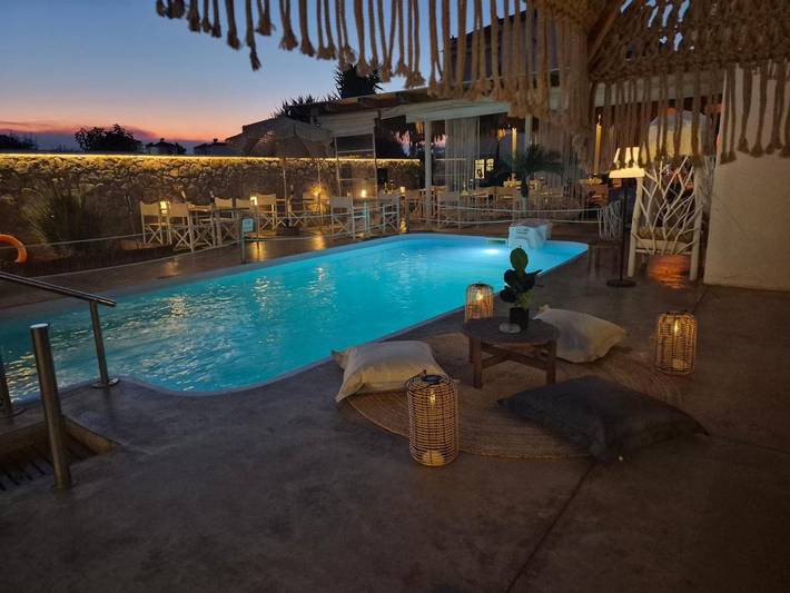 Location de vacances pour 4 personnes, avec Balcon et Terrasse ainsi que Jacuzzi et Jardin dans Égine
