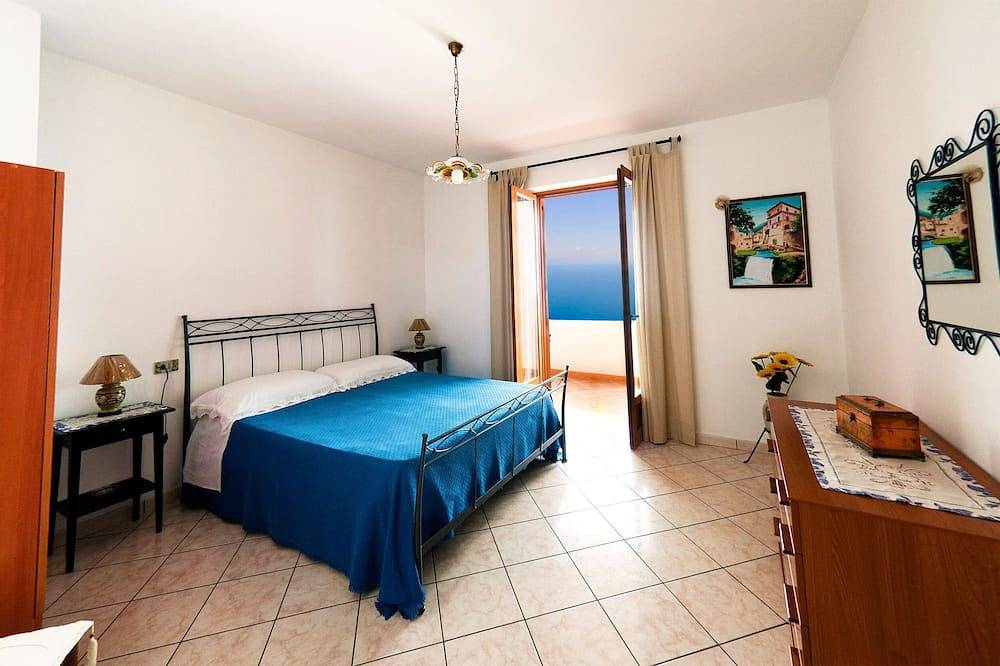 Holidayhouse Villa Nancy in Amalfi with stunning view of the sea, parking nearby in Tovere, Amalfikust