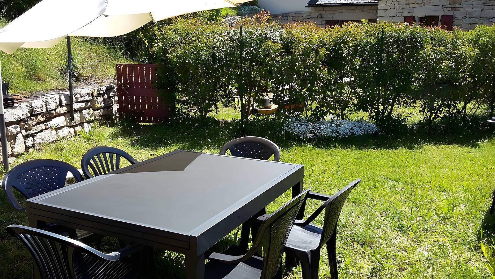 Gîte « Le Vignou » en Ste-Enimie: Vistas a la montaña, terraza privada y Wi-Fi in Gorges du Tarn Causses, Cevenas