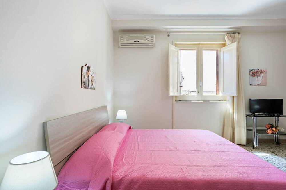 Entire apartment, Guesthost - The apartment is located on the first floor of a building without a lift.In 90 square meters of space, it comfortably accommodates 6 people, with two double bedrooms (one of which has direct access to the terrace) and a living room with a dou in Aci Trezza, Aci Castello