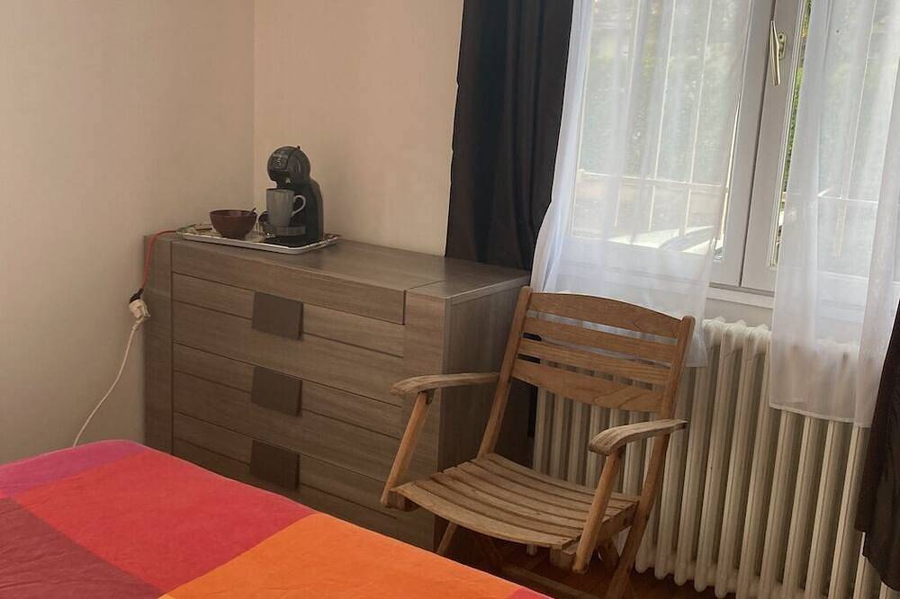 Bedroom for two persons with bathroom in quiet stone house close to everything  in Mérignac (Gironda), Región de Burdeos