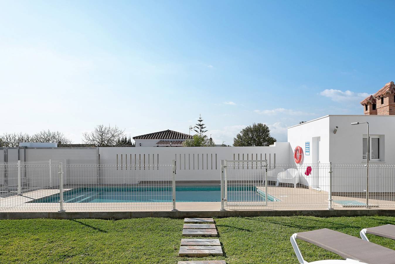 Villa Blanca avec piscine, Wi-Fi, climatisation, terrasse et jardin. in Fuente del Gallo, Conil de la Frontera
