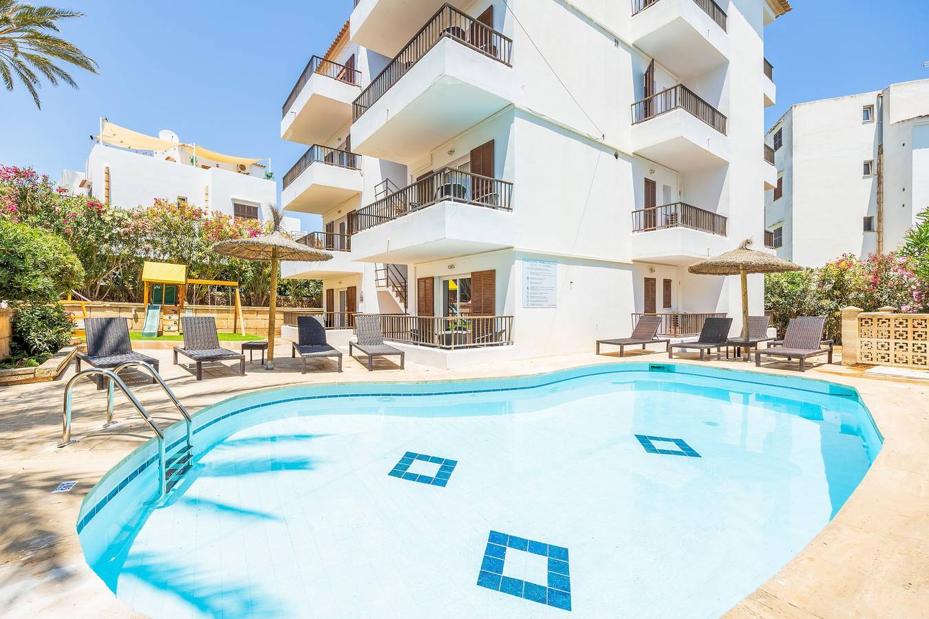 Entire apartment, Apartment 'Gran Sol Family 8' with Shared Pool, Wi-Fi & Ac (Tourist Tax Included) in Cala Serena, Felanitx