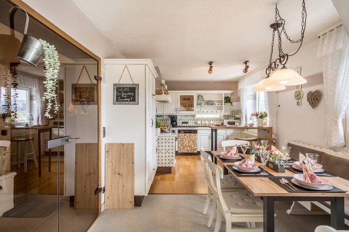 Appartement entier, Appartement de vacances "Haus Sonnenhang Wohnung 1" avec vue sur les montagnes, balcons et Wi-Fi. in Stiefenhofen, Souabe (Bavière)