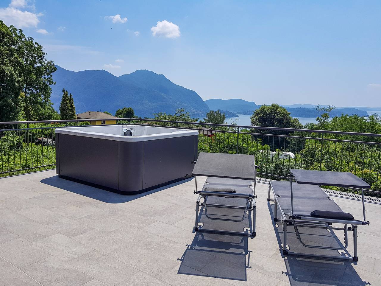 Entire apartment, Vacation apartment for 12 people with balcony in Arizzano, Lago Maggiore (Piemonte)