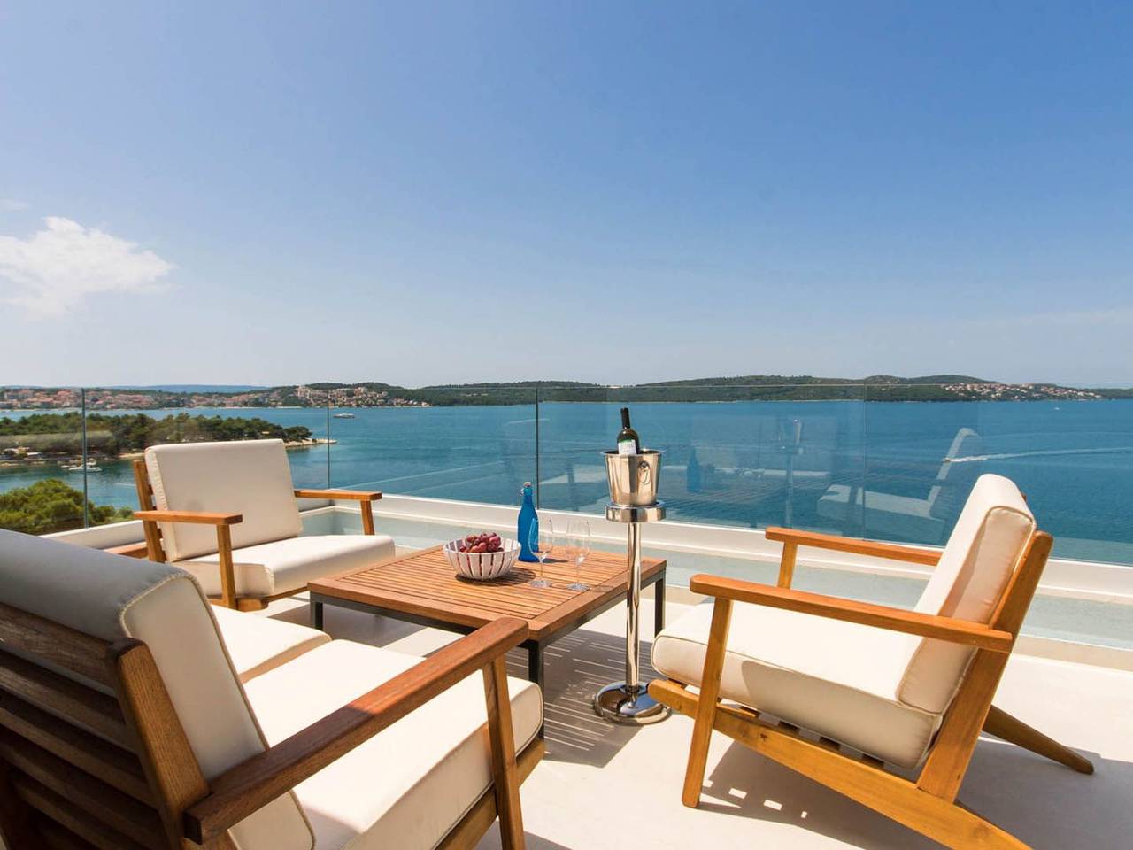 Appartement entier, "White Sky" direkt am Strand in Trogir, Čiovo