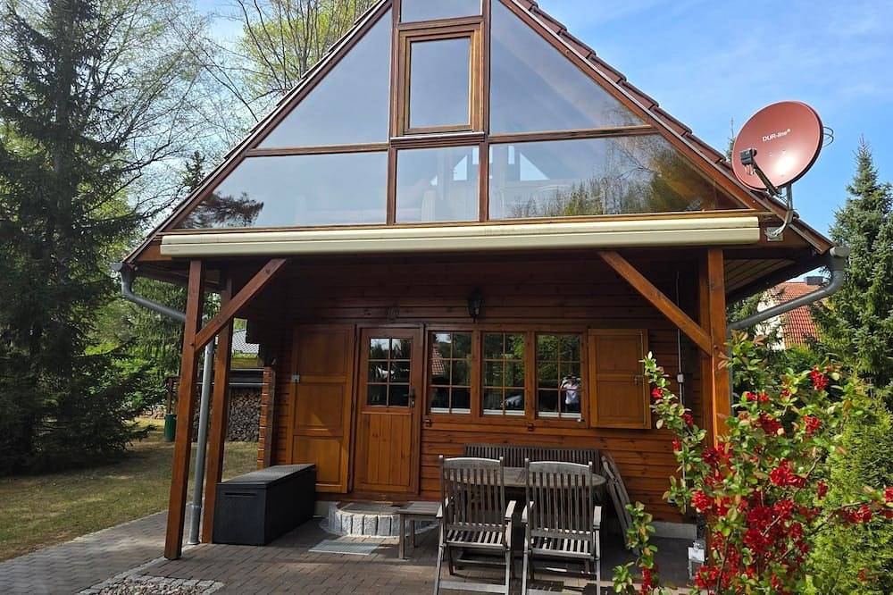 Blockhaus Canow mit Fahrrädern - Blockhaus Canow in Wustrow (Mecklenburgische Seenplatte), Mecklenburg-Strelitz