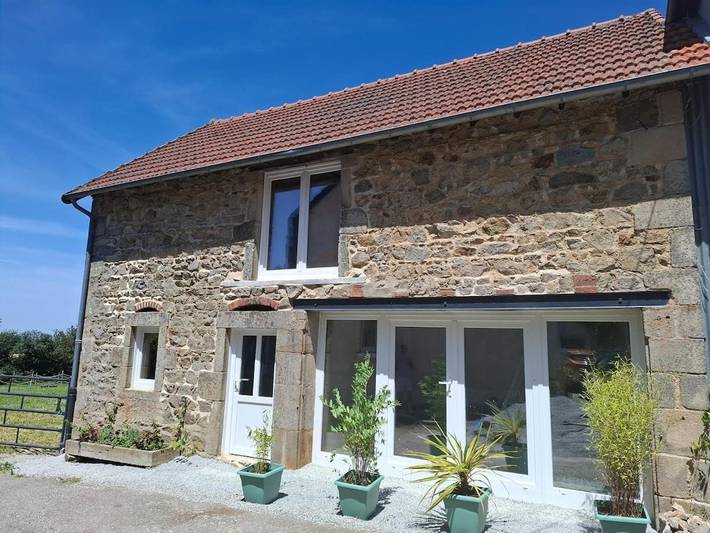 Location de vacances pour 4 personnes, avec jardin et vue, animaux acceptés à Bussières (Puy-de-Dôme)