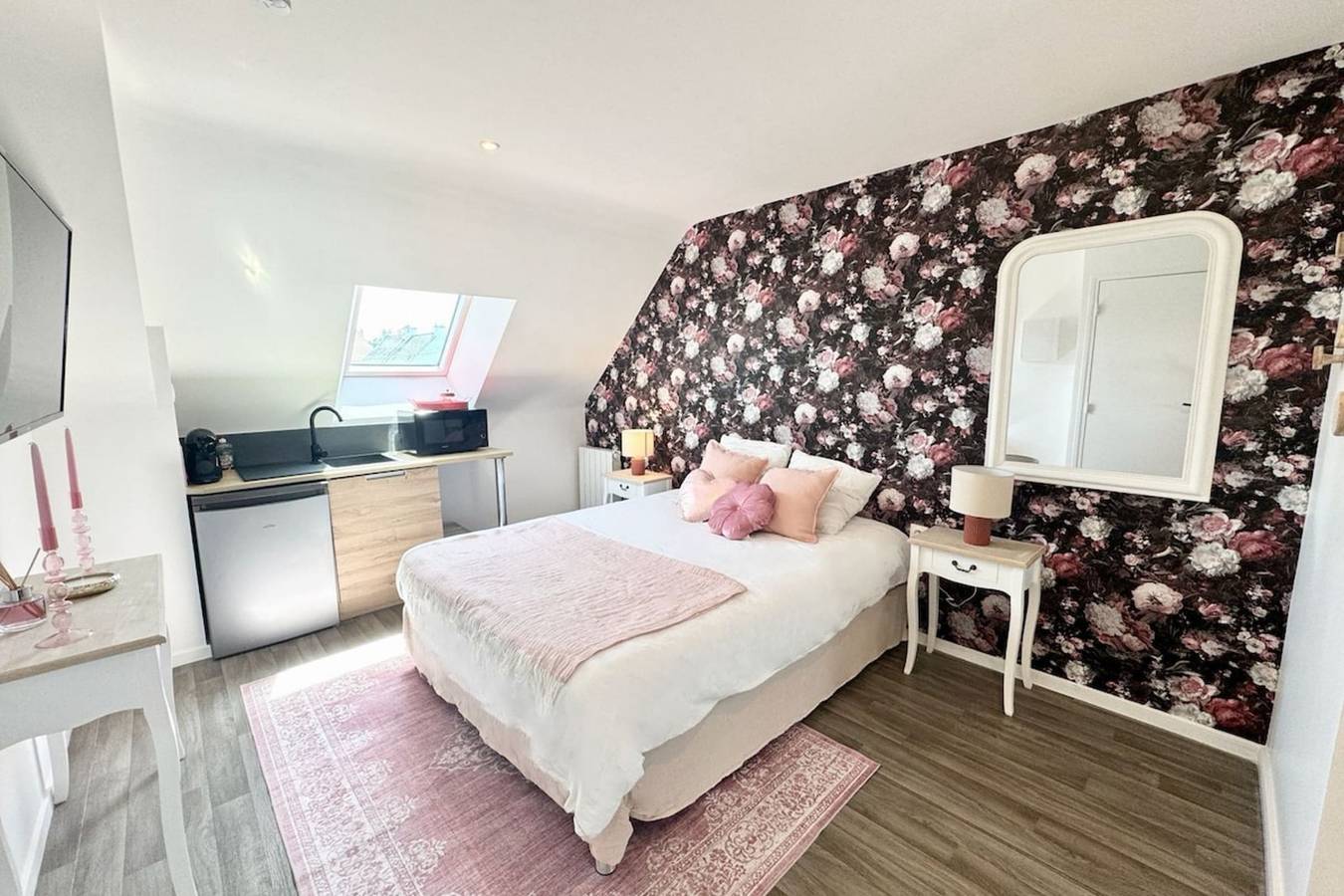 Ganze Wohnung, L’instant rose - Cocon fleuri avec jacuzzi in Quéven, Côte des Mégalithes