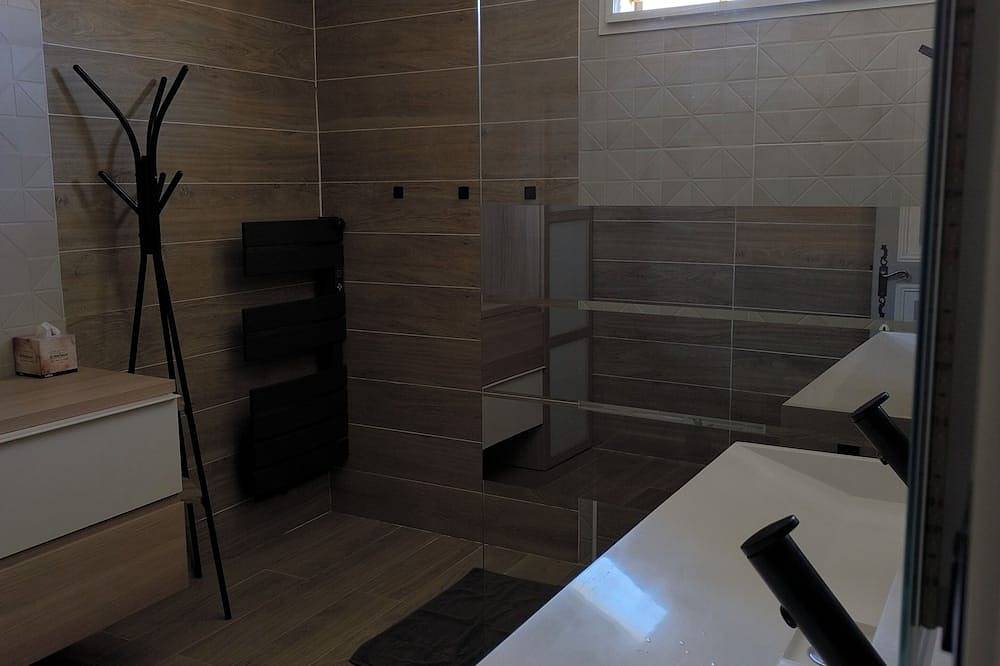 Vacation rental house in provence with jacuzzi (avignon) in Sarrians, Vaucluse