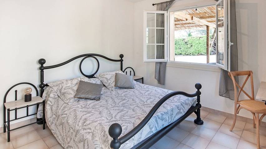 Location de vacances pour 3 personnes, avec piscine et jardin à La Roquette-sur-Siagne - 4