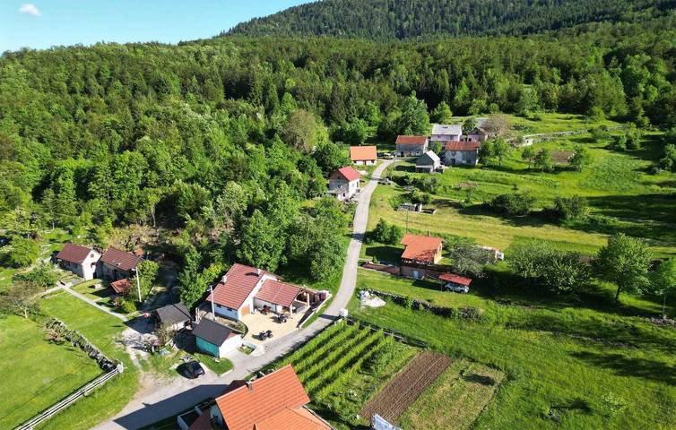 Familienfreundliche Ferienwohnung mit Terrasse, WLAN, Parkplatz und Klimaanlage in Naturpark Velebit