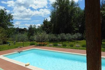 Gîte pour 2 personnes, avec piscine ainsi que terrasse et jardin à Aups