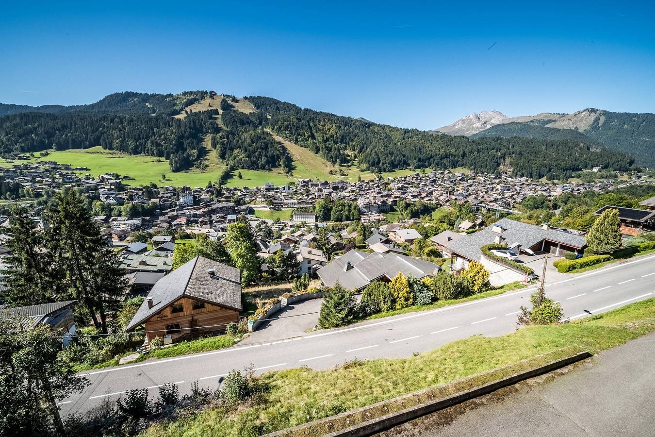 Appartement entier, Appartement 'Arnica' avec vue sur la montagne, balcon et Wi-Fi in Morzine, Les Portes du Soleil