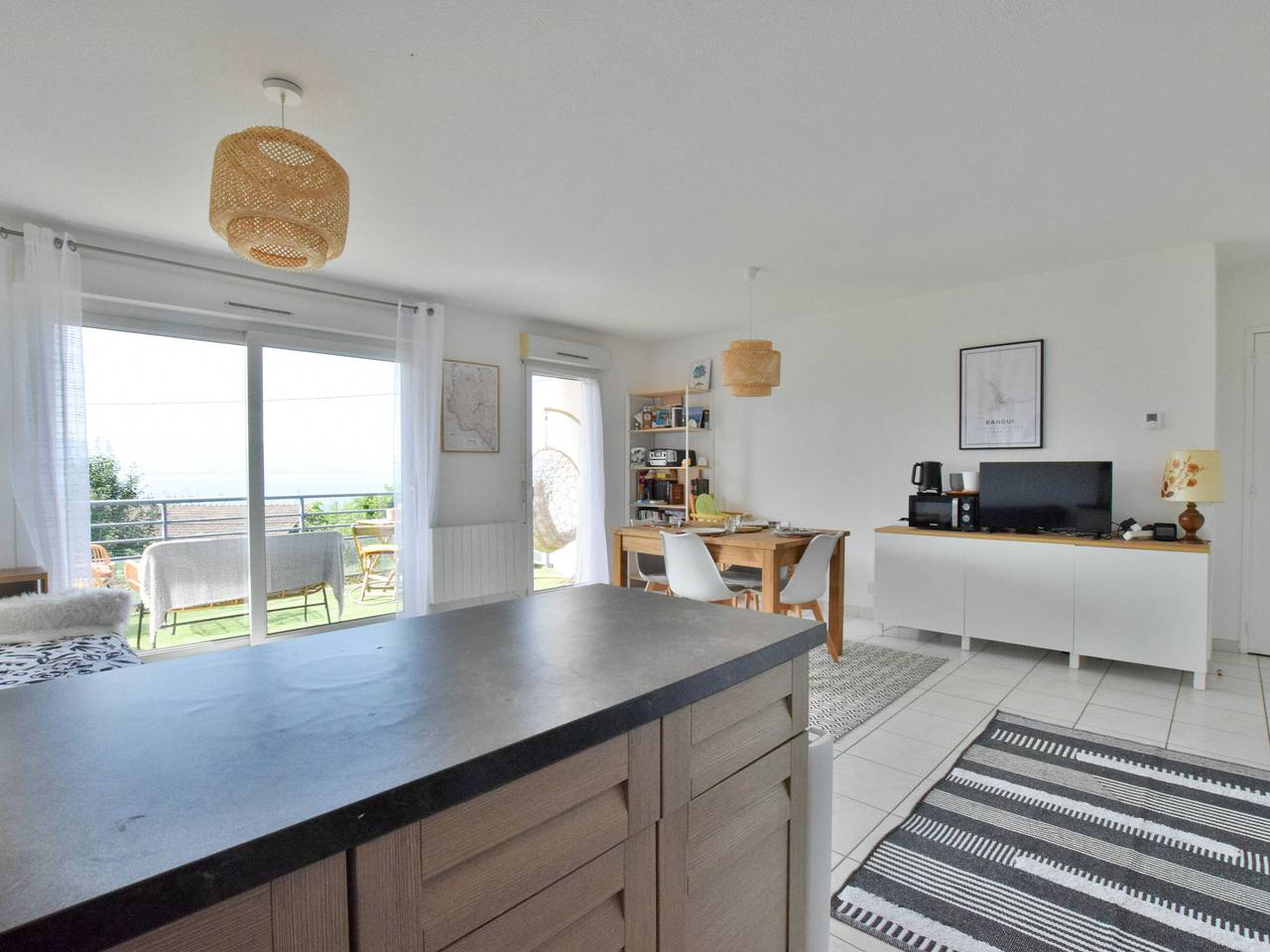 Appartement entier, Appartement spacieux avec piscine, balcon, parking et wifi à Publier in Publier, Région de Thonon-les-Bains