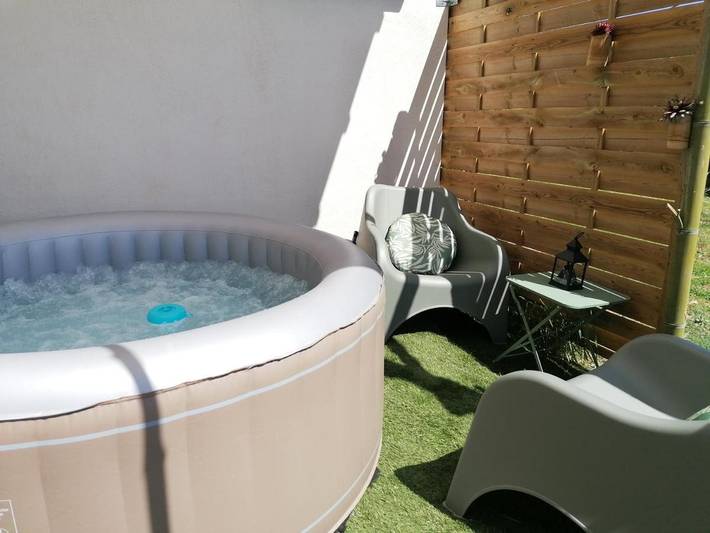 Gîte pour 2 personnes, avec Jacuzzi ainsi que Jardin et Vue à Massillargues-Attuech