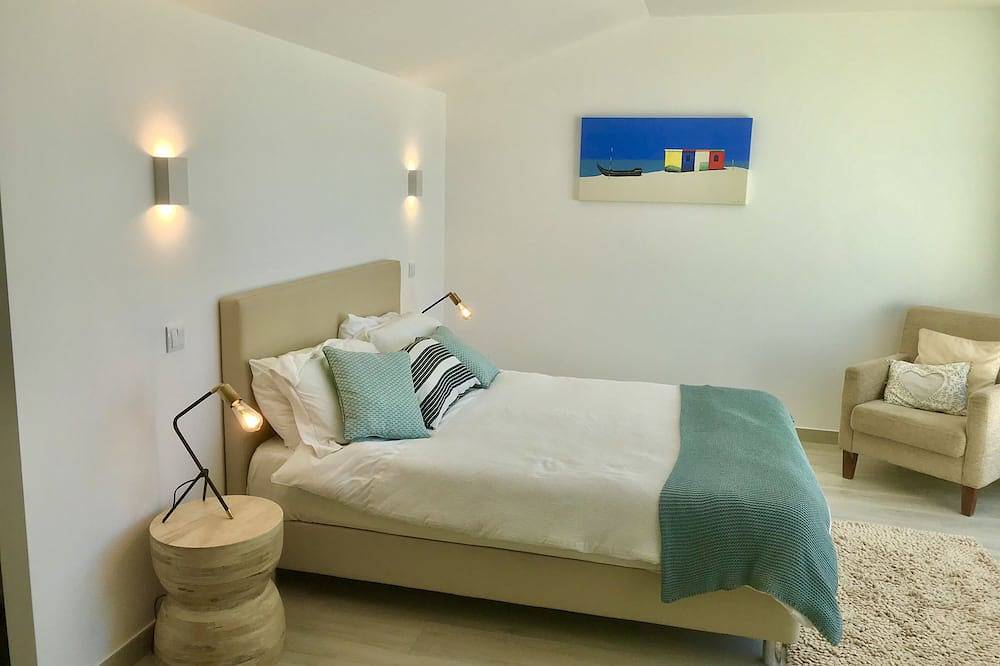 Stunning Villa with Private Pool Sea Views and Walk to Beach in Salema, Parque Natural do Sudoeste Alentejano e Costa Vicentina