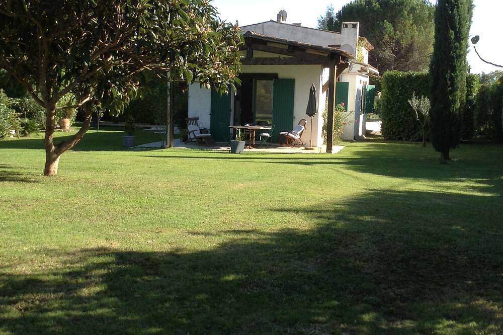 Schönes und großes Haus, umgeben von einem großen Garten mit einem sehr großen Swimmingpool in La Colle-sur-Loup, Cannes und Umgebung