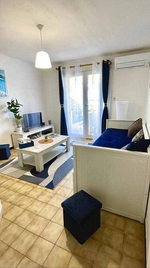 Gîte pour 4 personnes, avec terrasse ainsi que jardin et vue dans Plage de la Madrague - 2