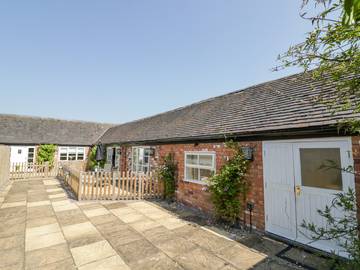 Log Cabin for 4 People in Hinckley and Bosworth, Leicestershire, Photo 2
