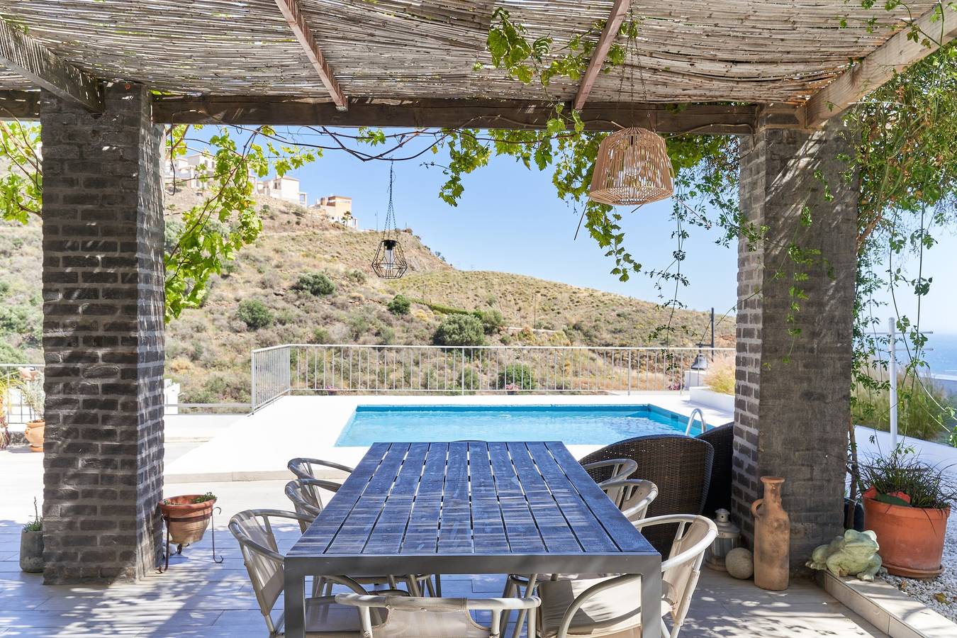 Spectaculaire Villa Casa Negra met Zeezicht, Zwembad, Tuin & Wi-Fi in Torrox Costa, Torrox