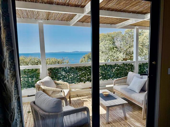 Camping pour 4 personnes, avec jacuzzi ainsi que terrasse et piscine, adapté aux familles