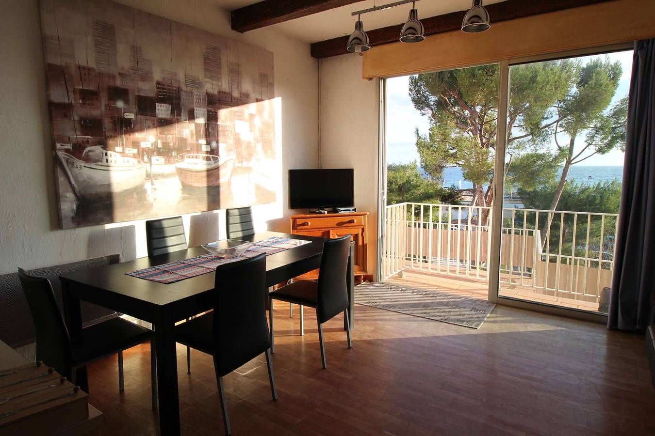 0.1 ml from the beach, house with large terrace and beautiful sea view. in Carry-le-Rouet, Istres region