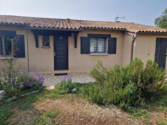 Location de vacances pour 6 personnes, avec vue ainsi que jardin et piscine à Saint-Martial-de-Valette