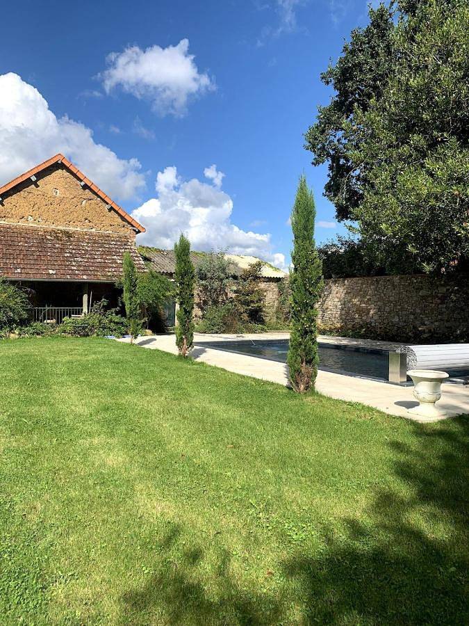 Location de vacances pour 8 personnes, avec Jacuzzi et Terrasse ainsi que Jardin et Piscine dans Saint-Michel-de-la-Pierre