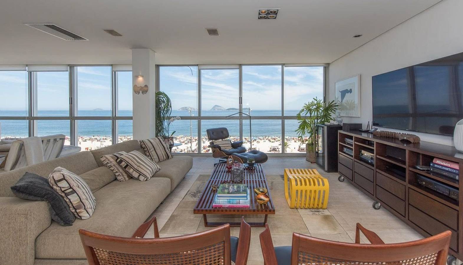Entire apartment, Beachfront apartment in Posto 9 in Ipanema in Ipanema, Rio de Janeiro