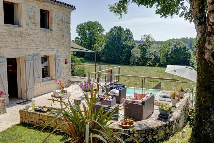 Location de vacances pour 6 personnes, avec Jacuzzi et Terrasse ainsi que Jardin et Piscine à Coulonges-sur-l'Autize