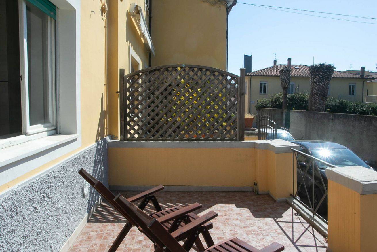 Entire apartment, N050 - Numana, three-room apartment in the center with porch and park in Sirolo, Riviera del Conero