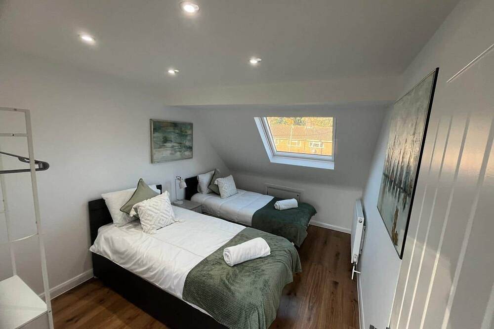 Woodfield Cottage, 3Br, Free Wifi, parking, Close to Gatwick in Crawley, West Sussex