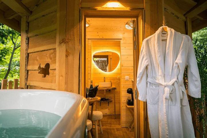 Location de vacances pour 2 personnes, avec Balcon ainsi que Jacuzzi et Piscine à La Côte-Saint-André - 3