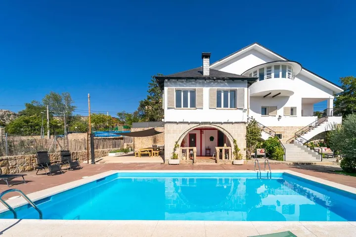 Casa de vacaciones para 13 personas, con vistas y vistas al lago además de piscina y jardín - 1