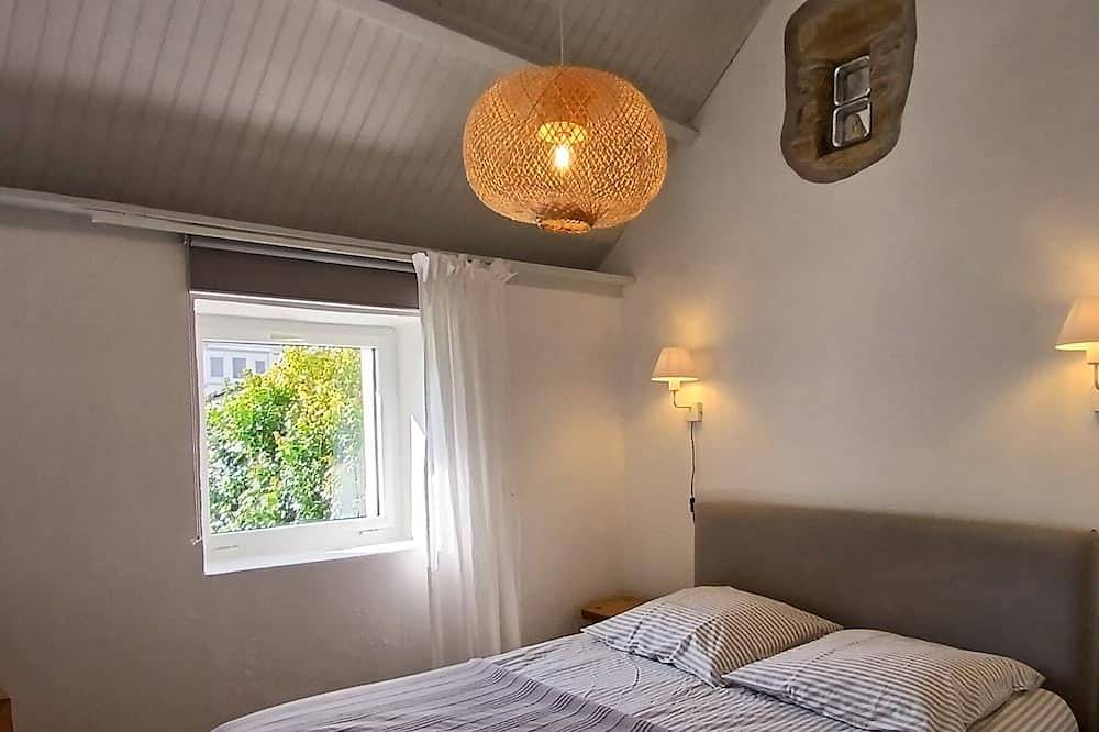 Pequeña casa de pescadores con jardín a 100 m del golfo de Morbihan y de la playa. in Séné, Côte des Mégalithes