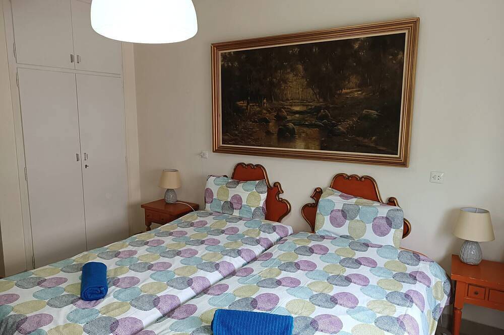 Ganze Wohnung, Apartment 4/5 Pax with direct access to the beach. It has a community pool. Excellent location, bars, restaurants, shops and promenade. Free Wifi. Vivalidays Mar. in Santa Susanna, Costa del Maresme