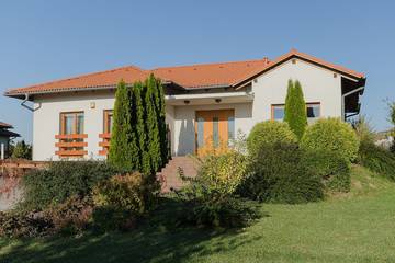 Villa for 12 Guests in Győr-Moson-Sopron megye, Western Transdanubia, Picture 2