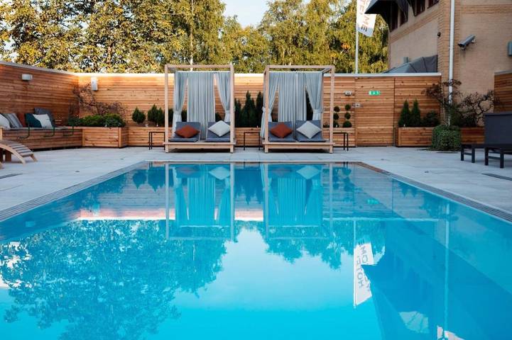 Hotel dla 2 osób, z sauna i basen oraz jacuzzi i ogród w Svealand