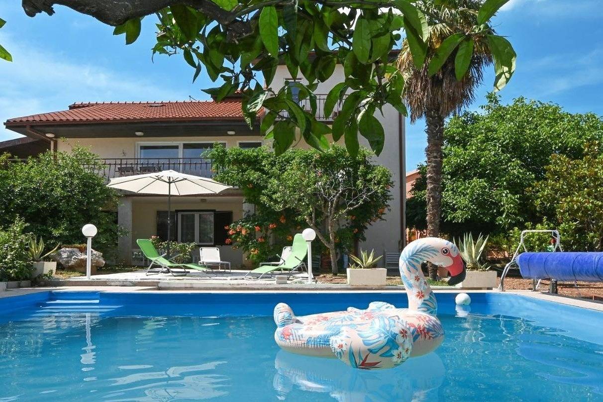 Comfortabel huis met terras en uitzicht op zee Mavarstica (Ciovo) K-25200 in Okrug Gornji, Čiovo