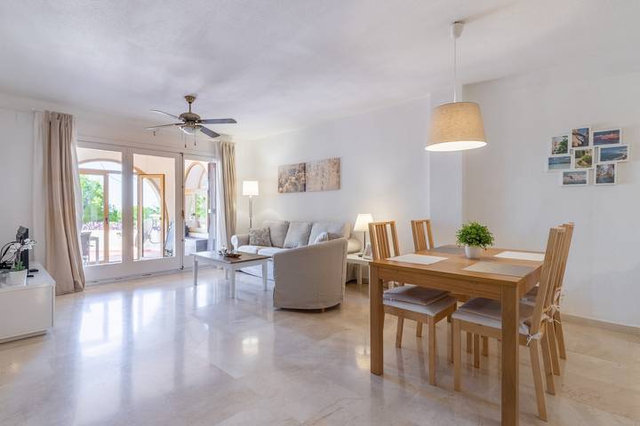 Apartamento entero, "Simplicity luxury apartment" con terraza privada, piscina compartida y Wi-Fi in Altea La Vella, Altea