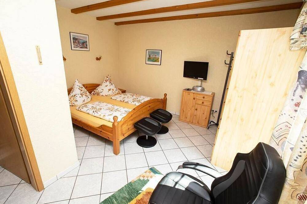 Ganze Wohnung, Kleine Ferienwohnung mit Balkon - Haus Petra in Gleiszellen-Gleishorbach, Südliche Weinstraße
