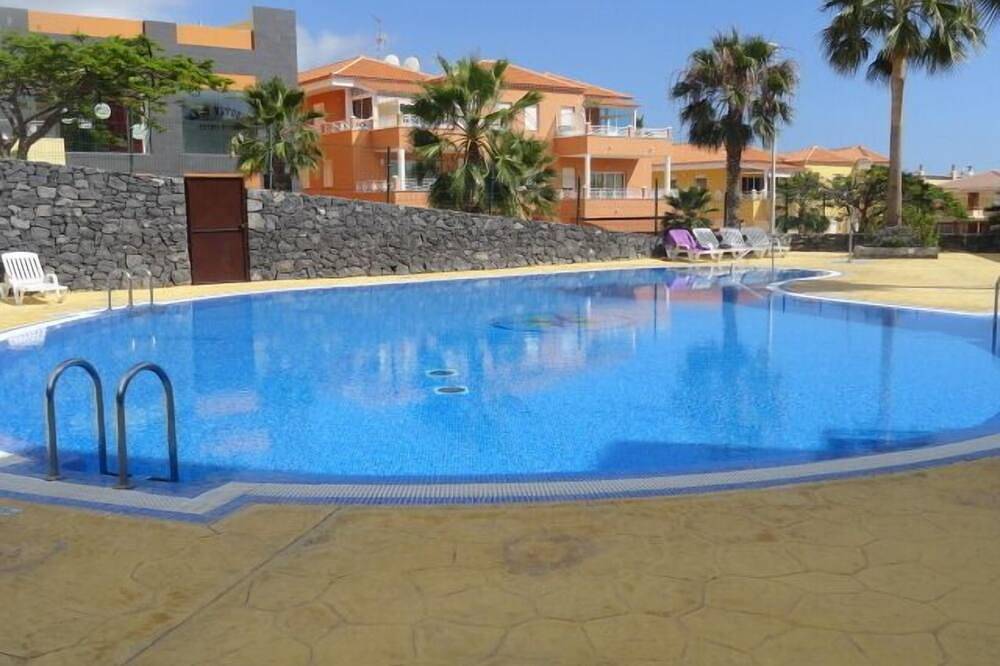 Apartamento entero, Amplio Apartamento, Wifi, Terraza Con Flores, orientado al sur, al mar y al pueblo. in La Postura, Adeje