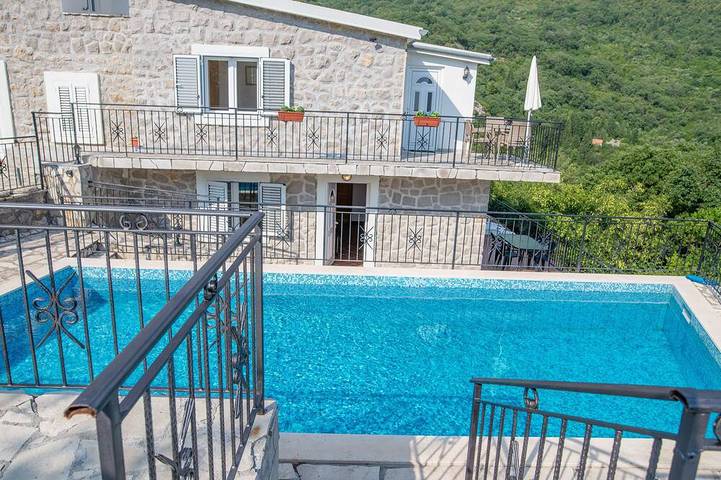 Ferienwohnung für 8 Personen, mit Pool und Garten sowie Balkon und Whirlpool in Montenegro