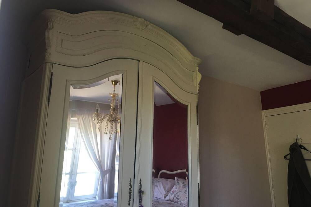 Stylish House near Lake and Beach at St Estephe in Augignac, Parque Natural Regional Périgord-Limousin