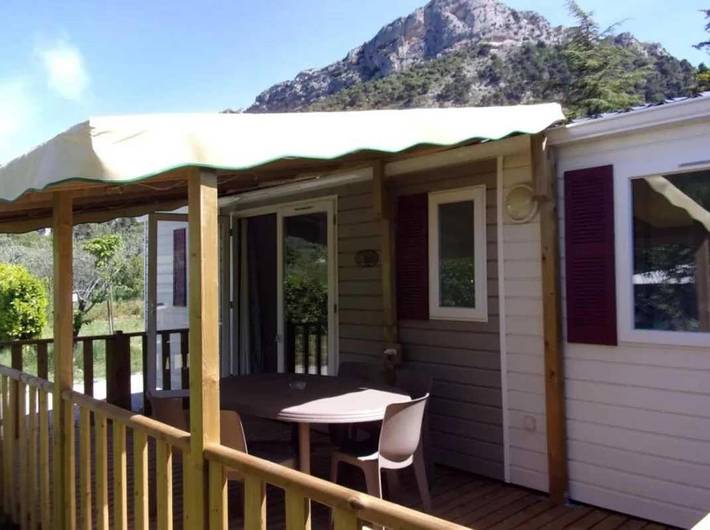 Camping pour 4 personnes, avec terrasse et piscine, animaux acceptés