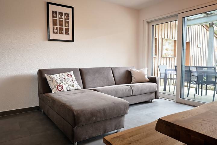 Hel lejlighed, Holiday Apartment "Bodensee" with Terrace, Shared Garden & Swimming Pond in Meßkirch, Region Bodensee-Oberschwaben