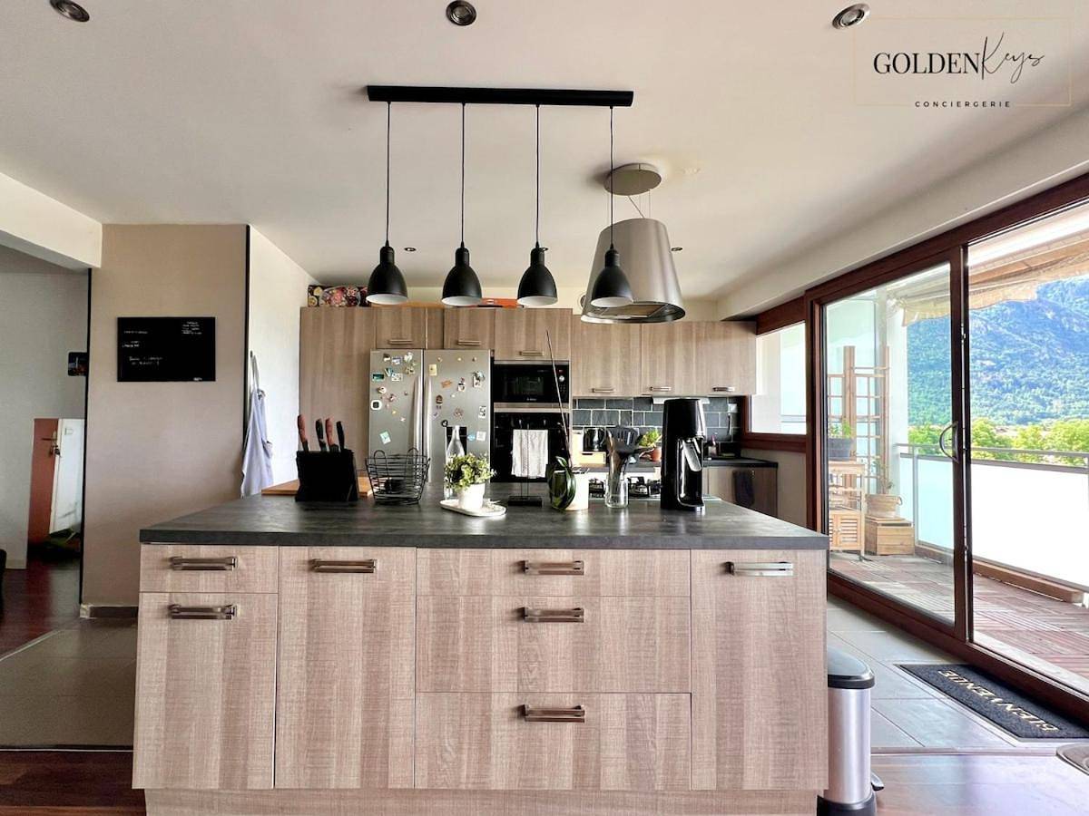 Appartement entier, Two-Bedroom Apartment with View in Bonneville, Région de Bonneville
