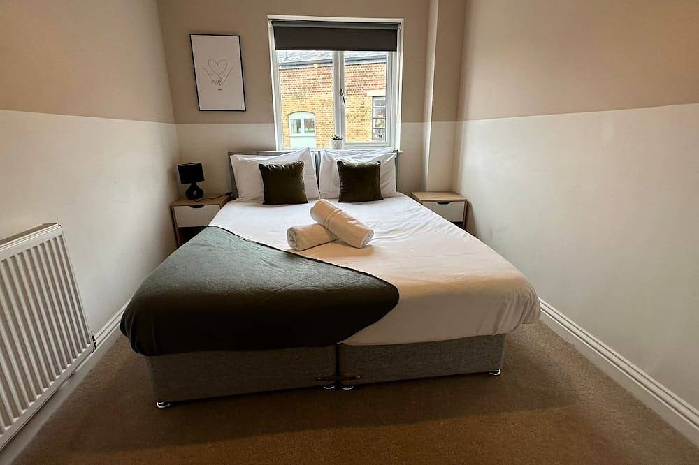 Hosta & Hosta A - Cotswold's 9 Bedroom Cosy Home with Pool Table and Canal Walks in Stroud, Gloucestershire